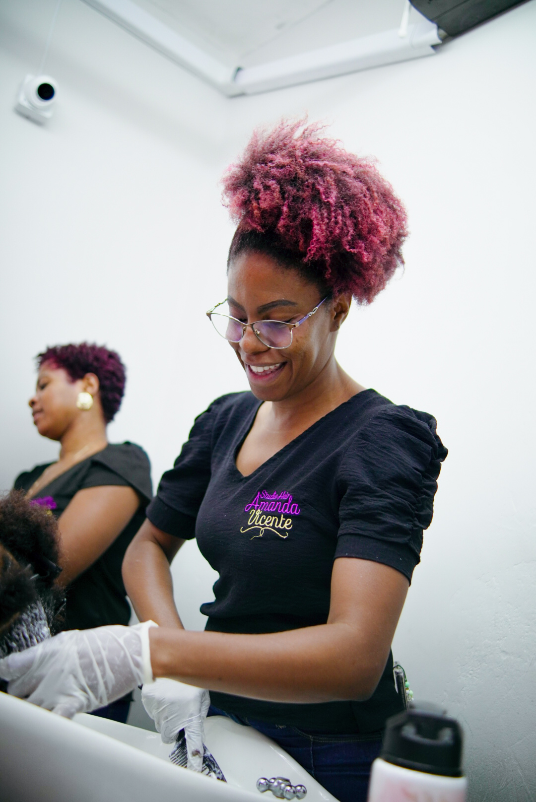 Amanda Vicente atendendo uma cliente no lavatório do Studio Hair em Nova Iguaçu